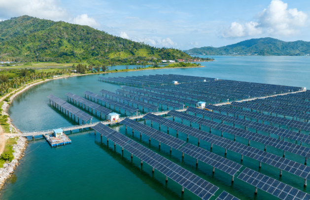 漂浮太阳能热潮：土地稀缺下的能源与材料创新